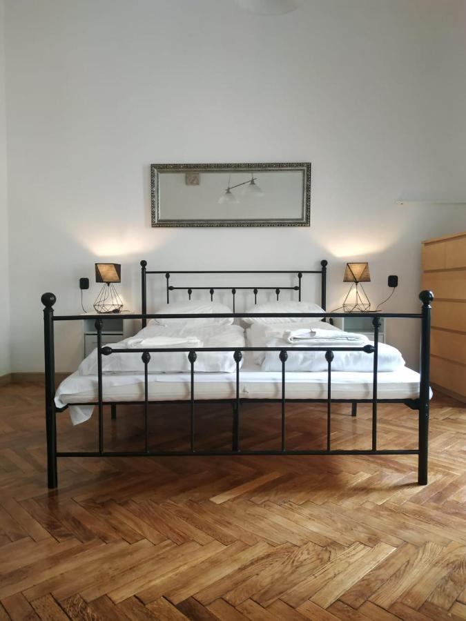 Main Square 18 King Apartment